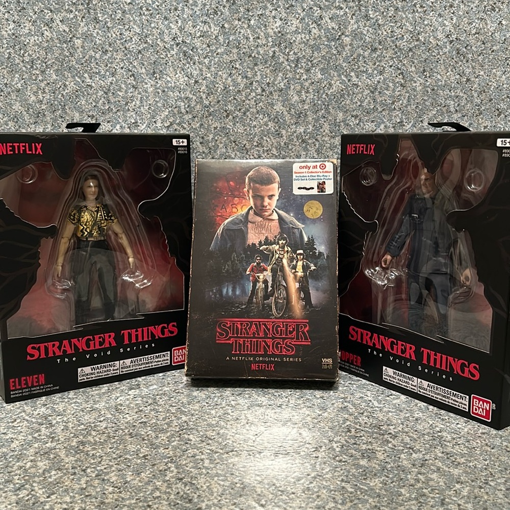 Netflix Stranger Things figures Eleven & Hopper + Season 1 Collectors Blu-Ray!!!